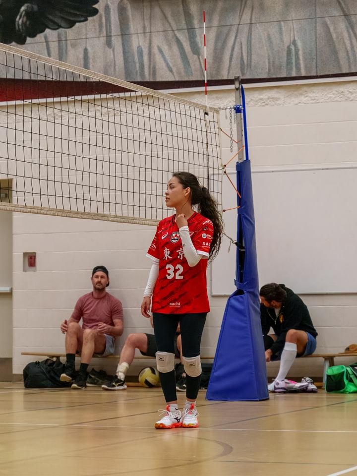 Iris Inuktalik at the net