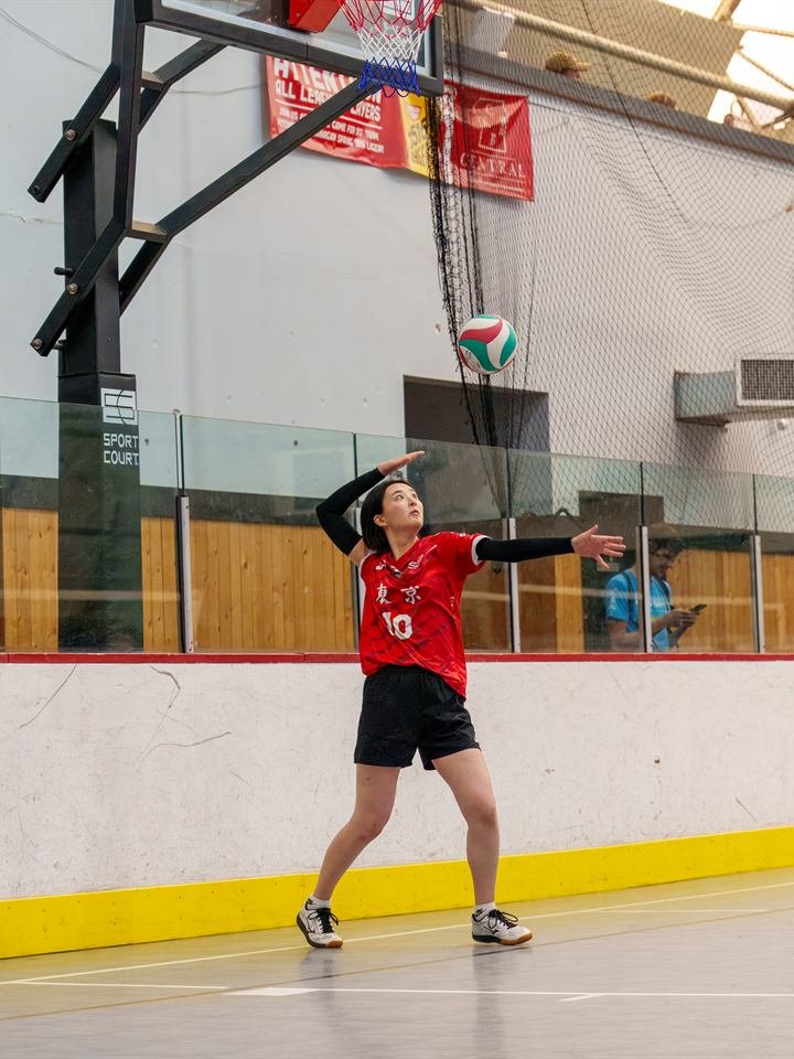 Natsu Kato serving