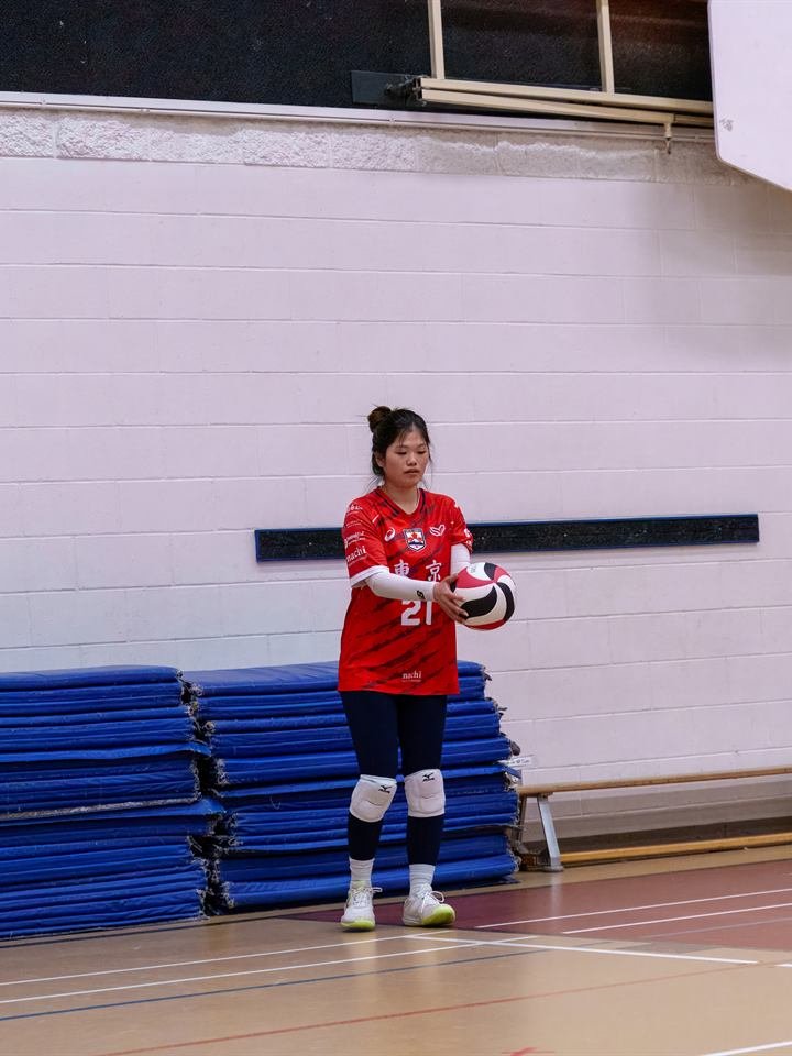 Yui Watanabe preparing to serve
